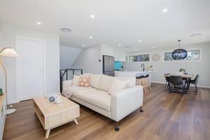 TV a/nebo společenská místnost v ubytování Lake House on Panorama - Refined Waterfront Living