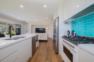 Kuchyň nebo kuchyňský kout v ubytování Lake House on Panorama - Refined Waterfront Living