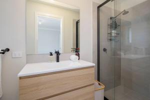 Koupelna v ubytování Lake House on Panorama - Refined Waterfront Living + 27 fotografií