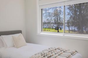 Postel nebo postele na pokoji v ubytování Lake House on Panorama - Refined Waterfront Living