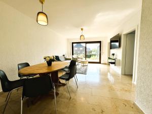 Un comedor y una sala de estar con mesa y sillas. en 150m² Apartment nahe A1 - 5 Schlafzimmern - 3 Bäder - 50m² Terrasse, en Siek