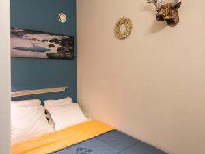 sypialnia z łóżkiem i zdjęciem na ścianie w obiekcie Appartement rénové 3 pièces · Balcon · Wifi gratuit · Parking inclus · Proche commerces & Transarc - FR-1-346-305 w mieście Arc 1800