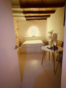 Postel nebo postele na pokoji v ubytování Hydria Guest House Art Gallery Dimora d artista con terrazza e vasca idromassaggio nel cuore del borgo antico Artists Home with terrace and jacuzzi in the heart of the old town