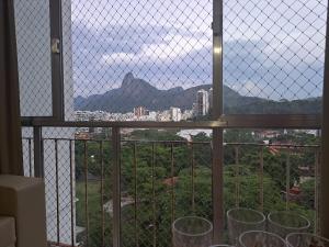 una finestra con recinzione e vista sulla città di Lindo Apto 2 qts AR Botafogo praia do Leme a Rio de Janeiro