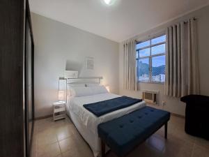 una camera da letto con un letto grande e una finestra di Lindo Apto 2 qts AR Botafogo praia do Leme a Rio de Janeiro