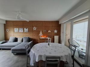 a living room with a table and a couch at Charmante maison familiale in Rixheim
