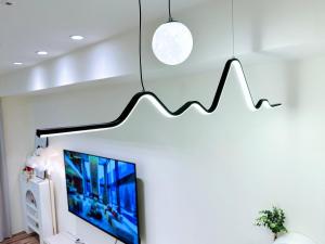 TV a/nebo společenská místnost v ubytování 拾月頭城無邊際泳池溫泉房