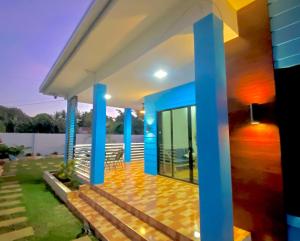 班塔延岛Blue Horizon的蓝色柱子的房子和庭院