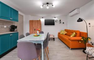 Μια τηλεόραση ή/και κέντρο ψυχαγωγίας στο Nice Home In Kapela With Sauna