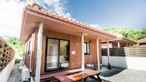 本部Rereso沖縄美ら海的前面设有长凳的木屋