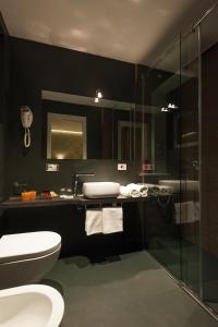 e bagno con servizi igienici e doccia in vetro. di Residenza Monfy a Roma