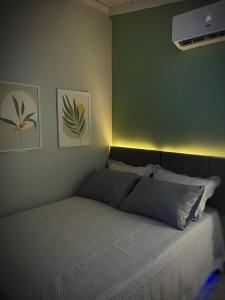 Ένα ή περισσότερα κρεβάτια σε δωμάτιο στο Ótima suíte privada em Torres