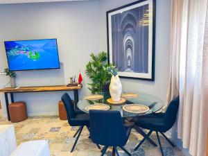 Et tv og/eller underholdning på Downtown Gem - Central Rabat apartment in a 1910 Building + 16 billeder