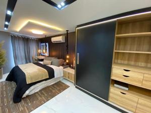 a bedroom with a bed and a large closet at Apartamento de luxo na Beira Mar in Fortaleza