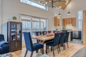 una cucina e una sala da pranzo con tavolo e sedie in legno di Havre de Paix a Saint-Rémi-dʼAmherst Altre 70 foto