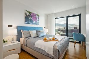 丰沙尔City View Condo的一间卧室,里面有一张床,床上放着一盘食物。