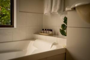 MudgeerabaにあるBathtub With a View at Cockatoo Cabinのギャラリーの写真 +13枚の写真