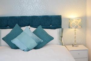 A bed or beds in a room at Coober Apartment - Home from Home 