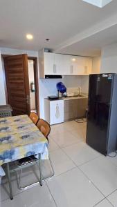 Nhà bếp/bếp nhỏ tại 1BR T2 with Balcony Panoramic View at Horizons 101