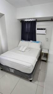 Giường trong phòng chung tại 1BR T2 with Balcony Panoramic View at Horizons 101
