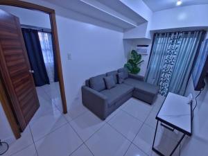 Khu vực ghế ngồi tại 1BR T2 with Balcony Panoramic View at Horizons 101