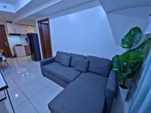 Khu vực ghế ngồi tại 1BR T2 with Balcony Panoramic View at Horizons 101
