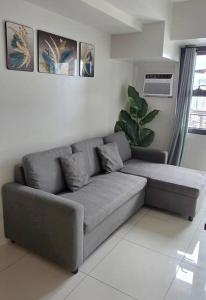 Khu vực ghế ngồi tại 1BR T2 with Balcony Panoramic View at Horizons 101