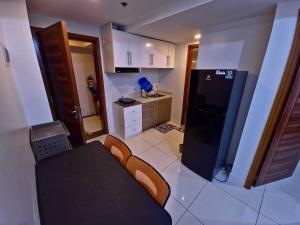 Nhà bếp/bếp nhỏ tại 1BR T2 with Balcony Panoramic View at Horizons 101