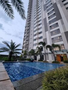 Hồ bơi trong/gần 1BR T2 with Balcony Panoramic View at Horizons 101