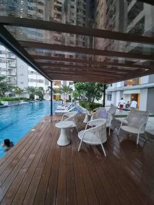 Hồ bơi trong/gần 1BR T2 with Balcony Panoramic View at Horizons 101