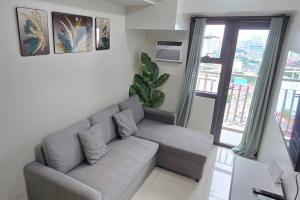 Khu vực ghế ngồi tại 1BR T2 with Balcony Panoramic View at Horizons 101