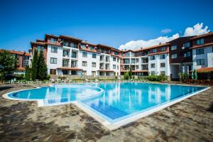 Bazén v ubytování Family hotel Apolon nebo v jeho okolí