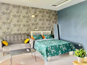 un dormitorio con una cama y un sofá en Laetitia Belle Vue, en Abiyán