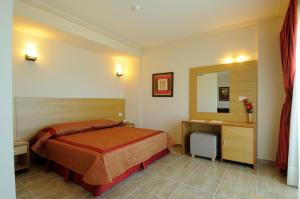 Postel nebo postele na pokoji v ubytování Victory Byblos Hotel & Spa