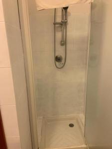 una ducha con puerta de cristal en un baño en Casa vacanza Monica, en Villasimius