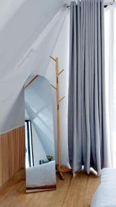 PrampelanにあるDcahhya Couple Cabin Villa The Sunrise Viewのベッドルーム(テント、鏡付) +6枚の写真