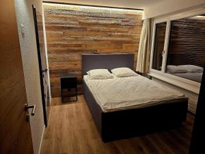 une chambre avec un lit et une fenêtre dans l'établissement Havre de Paix et Confort à Vercorin, avec vue Panoramique, à Vercorin