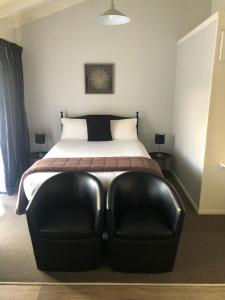 Rosetown Motel客房内的一张或多张床位