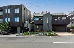 een zwarte auto geparkeerd voor een huis bij Stylish Beach House Retreat - Close to River & Shops in Barwon Heads