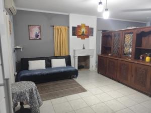 a living room with a blue couch and a fireplace at Alojamiento temporario Bordon in San Salvador
