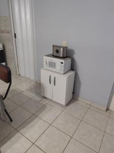 a kitchen with a microwave sitting on top of a counter at Alojamiento temporario Bordon in San Salvador