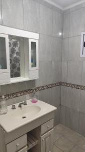 a bathroom with a sink and a mirror at Alojamiento temporario Bordon in San Salvador