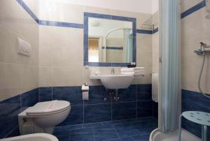 Koupelna v ubytování Hotel Veliero + 37 fotografií