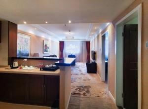 深圳深圳蛇口鸿隆公寓(蛇口海上世界)的房间里有台面的厨房