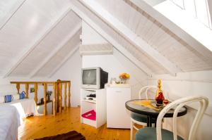 Habitación con cama, TV y mesa. en Rooms Lavanda&Ruzmarin, en Dubrovnik