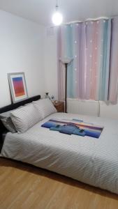 Voodi või voodid majutusasutuse Exclusive Luxurious Double Bedroom in a Beautiful Shared Flat Close to Transit & Grocery Stores toas