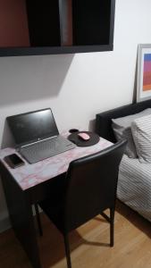 Televiisor ja/või meelelahutuskeskus majutusasutuses Exclusive Luxurious Double Bedroom in a Beautiful Shared Flat Close to Transit & Grocery Stores +30 fotot