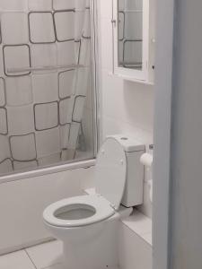 Vannituba majutusasutuses Exclusive Luxurious Double Bedroom in a Beautiful Shared Flat Close to Transit & Grocery Stores