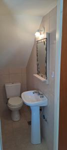 Koupelna v ubytování Colmena + 12 fotografií