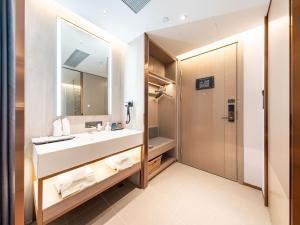 Giường trong phòng chung tại Lavande Hotel Wuhan Huazhong University of Science and Technology Jiayuan Road Subway Station Branch